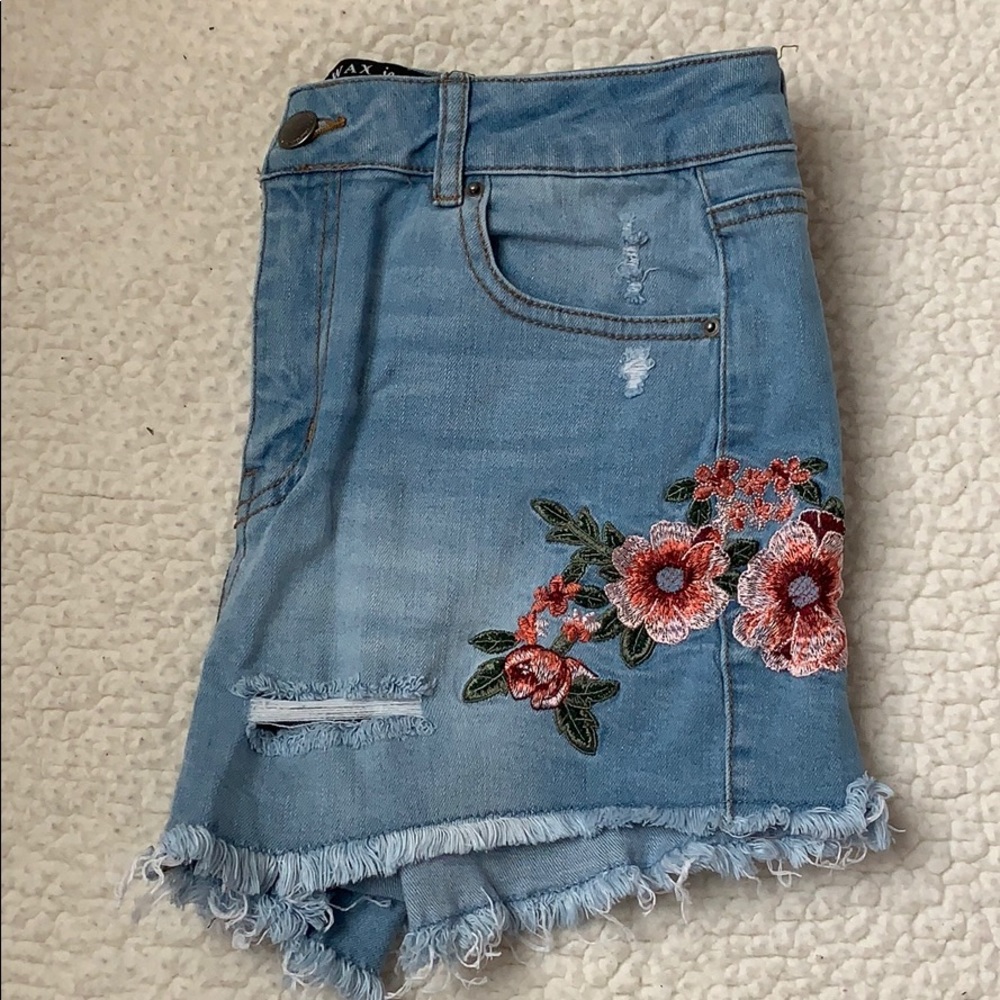 Flower patterned jean shorts!!⚡️⚡️